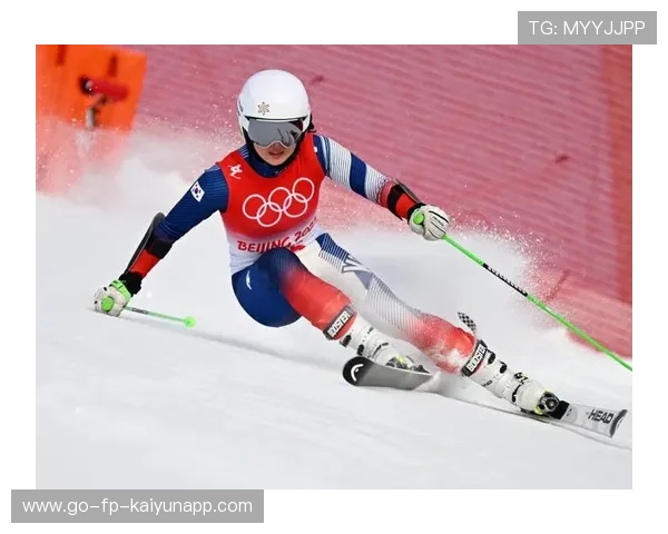 冬奥滑雪大回转选手节奏极稳